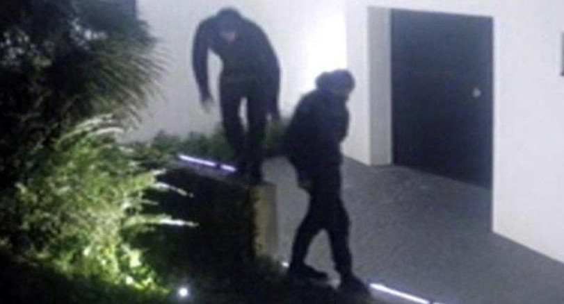 Los ladrones que intentaron ingresar a la vivienda de Messi en Barcelona. Foto: captura de pantalla.