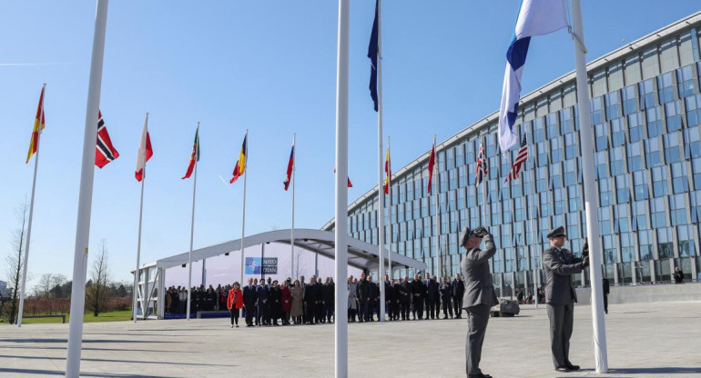ceremonia de izado de bandera para la adhesión de Finlandia durante la reunión de ministros de Asuntos Exteriores de la OTAN_Reuters