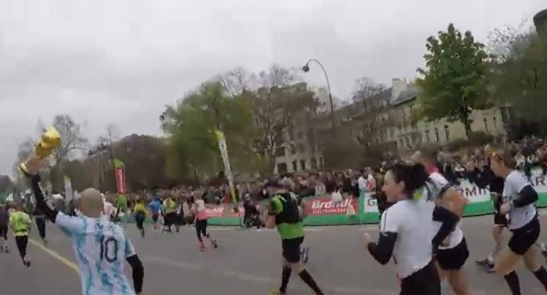 Tres argentinos corrieron la Maratón de París con la Copa del Mundo. Foto: Captura de pantalla.