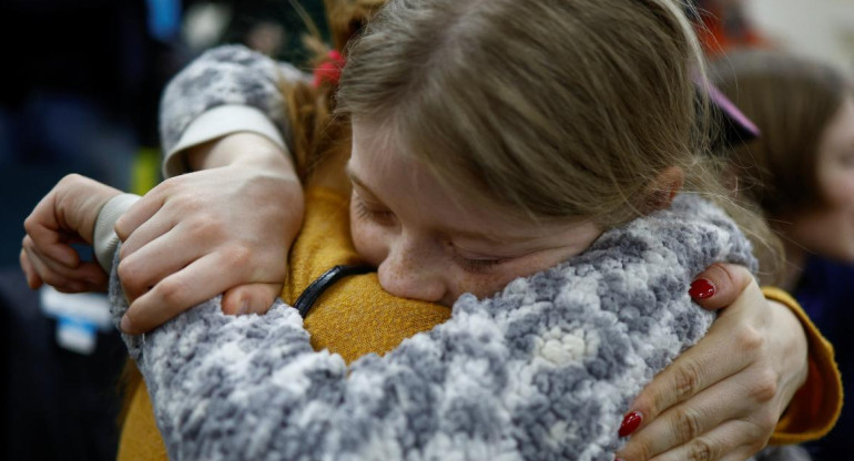 Niña se encuentra con su madre entre abrazos y lágrimas. Foto: Reuters. 