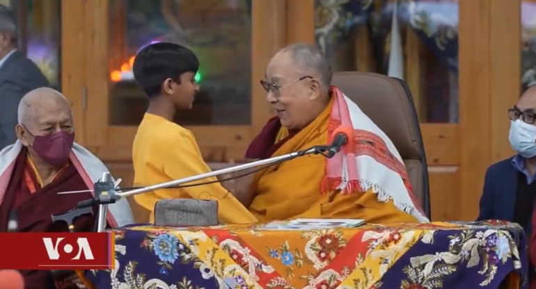 El Dalai Lama pidiendole un beso a un niño. Foto Twitter captura.