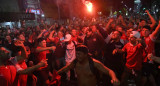 Hinchas frente a la sede de Independiente en Avellaneda. Foto: Télam.