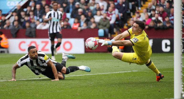 Atajada del Dibu Martínez en el triunfo del Aston Villa ante el Newcastle por la Premier League. Foto: REUTERS.