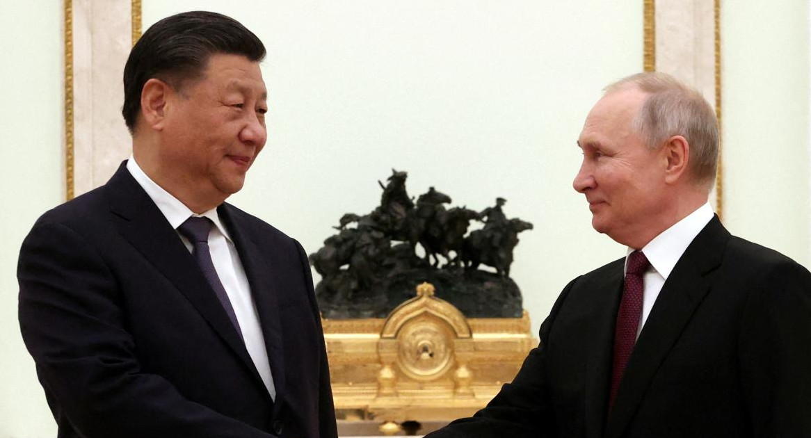 El presidente ruso Vladimir Putin le da la mano al presidente chino Xi Jinping durante una reunión en el Kremlin en Moscú_ Rusia_ marzo de 2023_ SputnikSergei Karpukhin Pool vía REUTERS