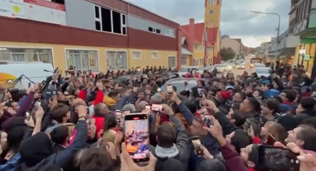 Javier Milei recibido por una multitud en Tierra del Fuego. Foto: captura, Canal 26