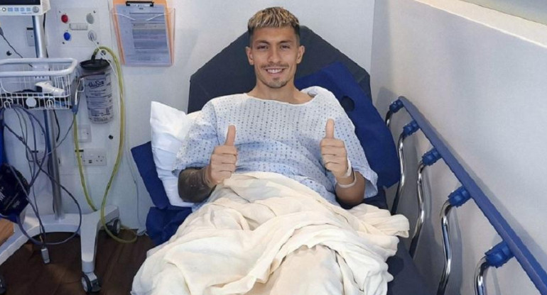 Lisandro Martínez subió una foto desde el hospital luego de ser operado. (Foto: Instagram @lisandromartinezzz)