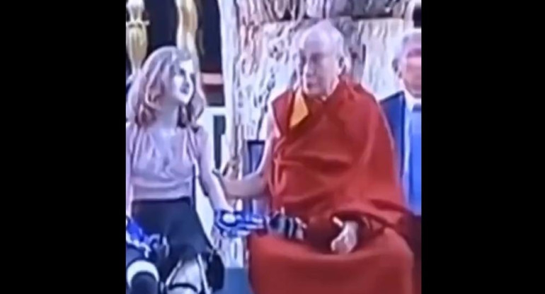 Dalai Lama acarició a una menor. Foto: Captura de pantalla.
