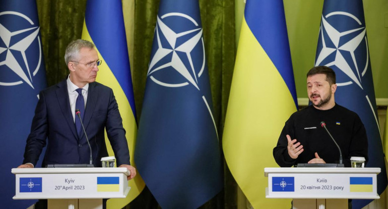 El secretario general de la OTAN, Jens Stoltenberg, y el presidente de Ucrania, Volodimir Zelenski. Foto: Reuters. 