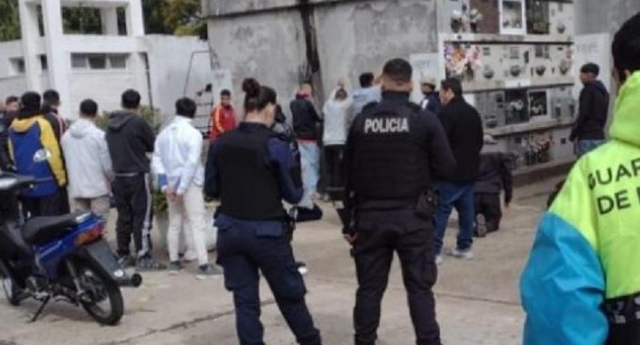 Nueve jóvenes fueron detenidos en Los Hornos por vandalizar un cementerio. NA