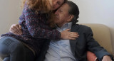 Alejandro Toledo junto a su esposa antes de entregarse a la justicia. Foto: EFE.