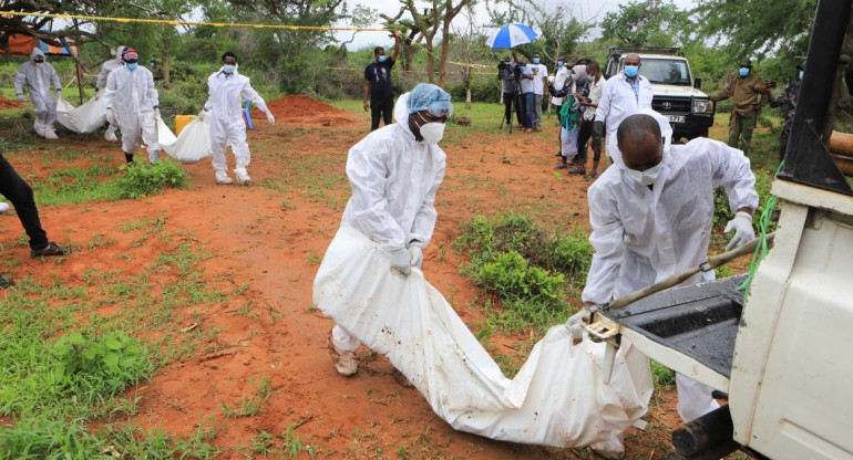 Exhumación de cuerpos en Kenia. Foto: Reuters.