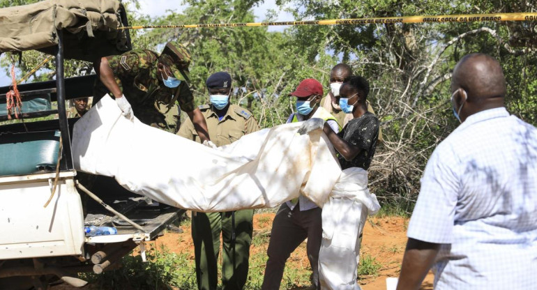 Cadáveres de miembros de secta religiosa en Kenia. Foto: EFE.