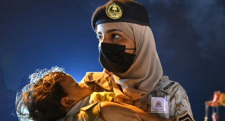 Un miembro de la Armada Real Saudita asiste a un niño que fue evacuado por la Armada Saudita de Sudán_Foto Reuters