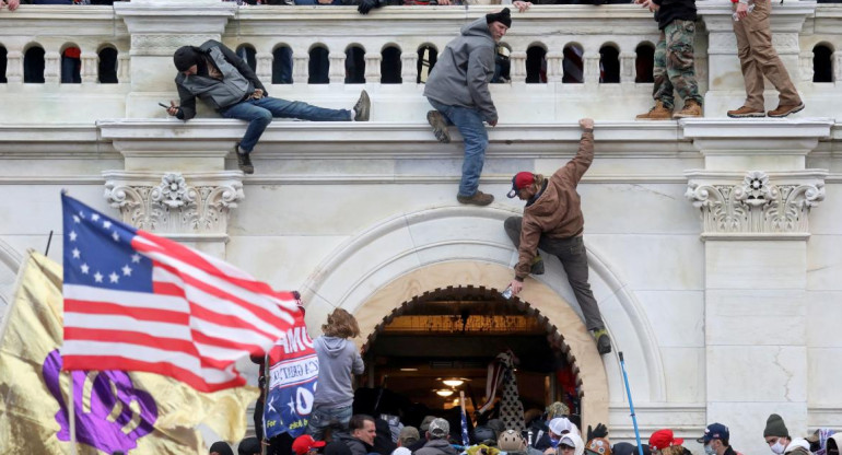 El ataque de los Proud Boys al Capitolio de Estados Unidos. Foto: Reuters.
