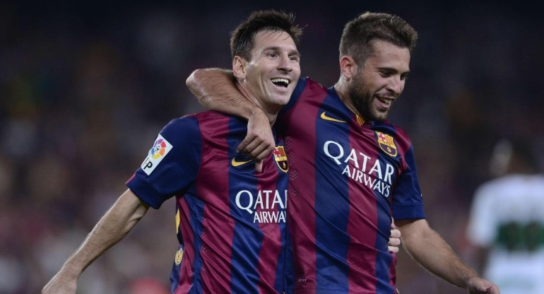 Lionel Messi junto a Jordi Alba. Foto: NA.