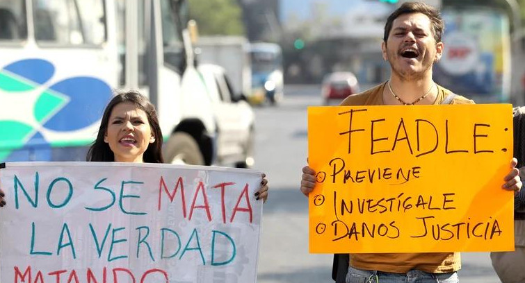 Manifestantes protestan en rechazo por el asesinato de comunicadores en Guadalajara: Foto: EFE