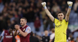 Festejo del Dibu Martínez por la victoria del Aston Villa en Premier League. Foto: REUTERS.