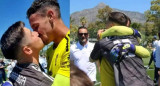 "El beso del ascenso". Foto: captura.