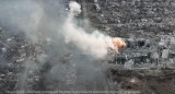 Humo que se eleva en la ciudad de Bajmut, en medio del ataque de Rusia contra Ucrania. Foto: Reuters.