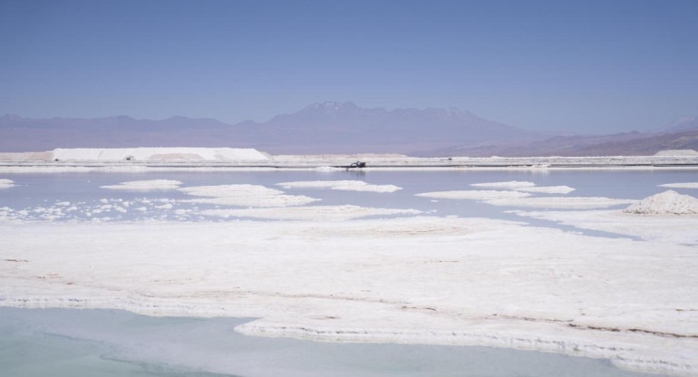 Piscina de salmuera para la producción de litio en el Salar de Atacama. Foto: EFE.