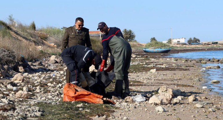 Cadáveres que llegaron a la costa de Túnez. Foto: Reuters. 