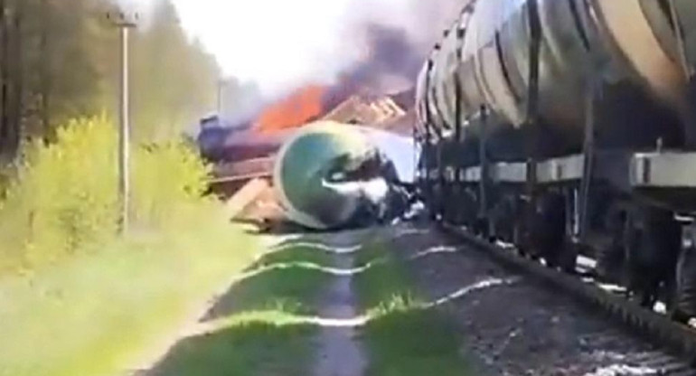 Un tren de carga ruso descarriló tras una explosión en las vías, foro captura de video	