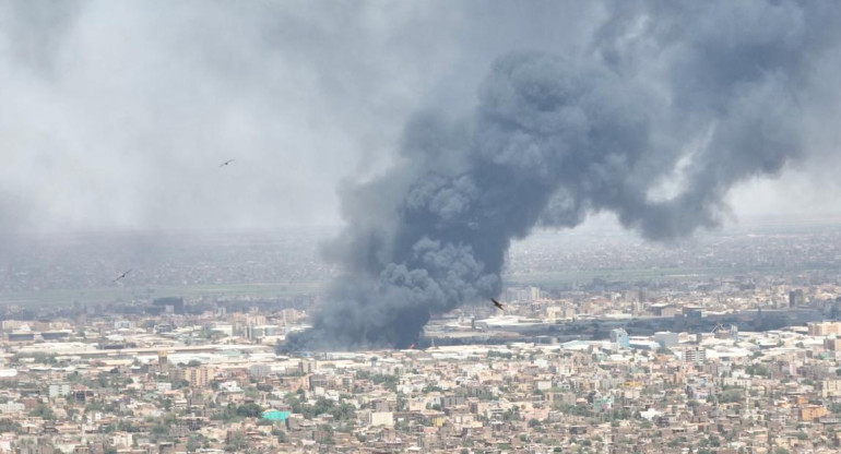 La capital de Sudán bombardeada. Foto: Reuters.
