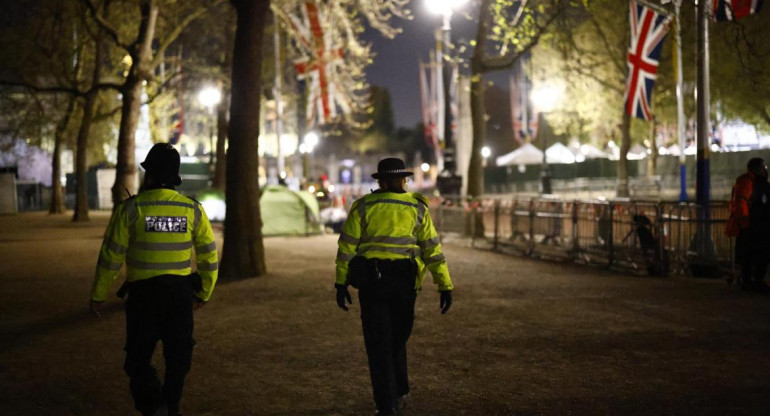 Detención y custodia en las afueras del Palacio de Buckingham. Foto: REUTERS.