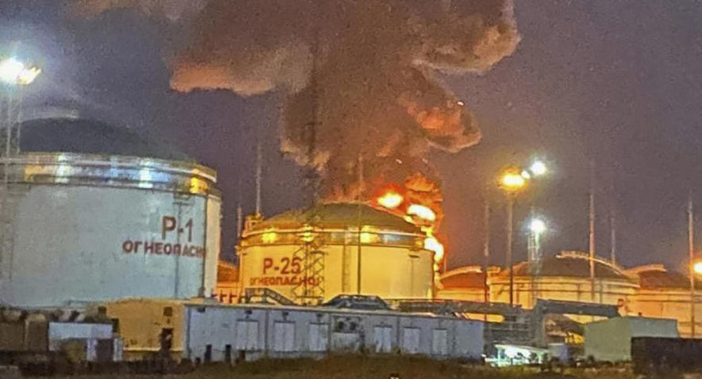 Incendio en depósito de petróleo en Crimea. Foto: EFE.