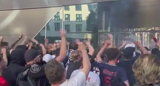 Manifestación de hinchas del PSG contra el club y Messi. Captura de video: NA