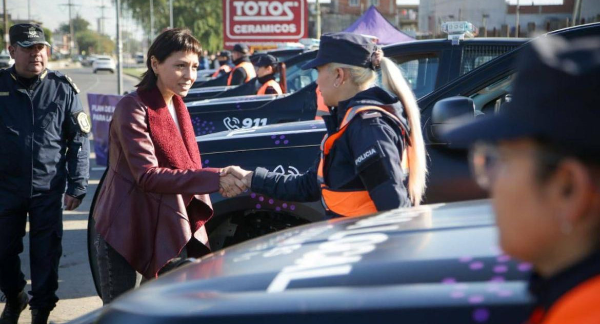 Entrega de patrulleros en Quilmes de Mayra Mendoza. Foto: Prensa.