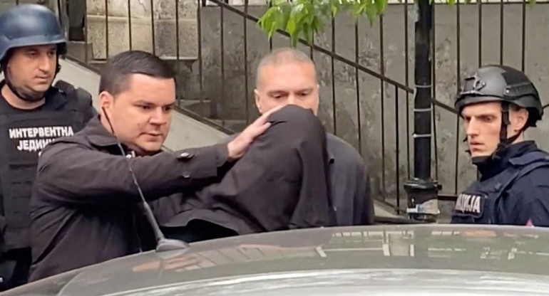 El autor del tiroteo de Belgrado con la cabeza cubierta. Foto Reuters. 