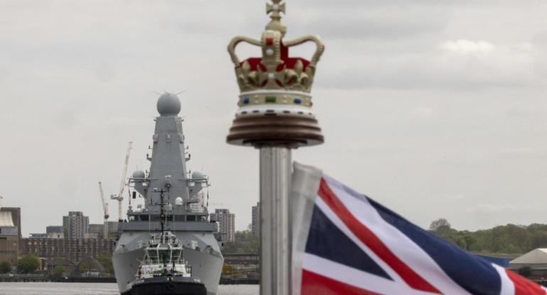 Nave de la marina real llegando a la coronación de Carlos III. Foto: Reuters.