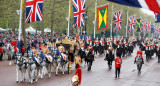 Británicos y turistas en la coronación de Carlos III. Foto: REUTERS.