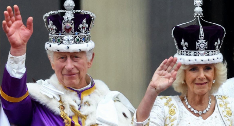 El saludo real desde el balcón del Palacio de Buckingham. Foto: Reuters.