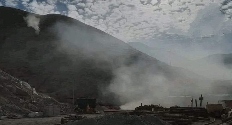 Incendio en una mina en Perú. Foto: Twitter: @mal_menor.