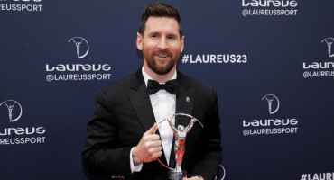 Lionel Messi con el Premio Laureus 2023. Foto: EFE.