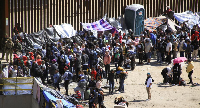 Migrantes mexicanos en la frontera. Créditos: REUTERS