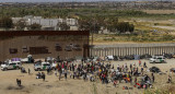 Migrantes en la frontera entre México y Estados Unidos. Foto: EFE.