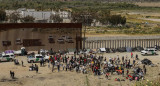 Migrantes en la frontera entre México y Estados Unidos. Foto: EFE.