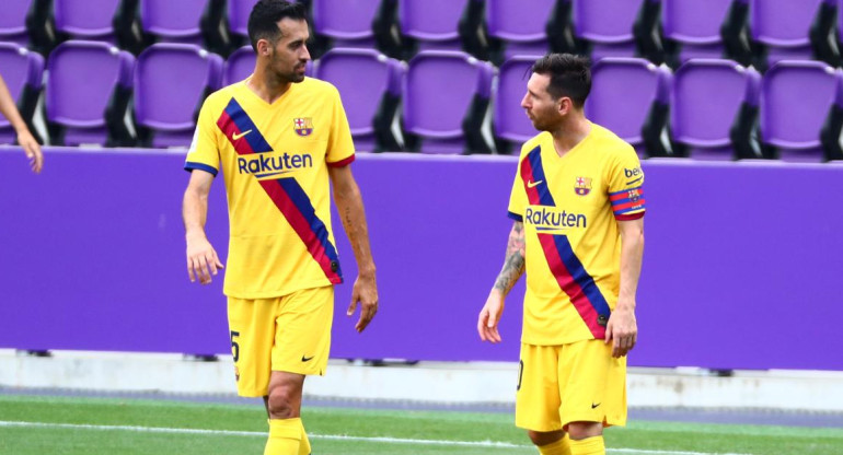 Lionel Messi y Sergio Busquets en el Barcelona. Foto: REUTERS.