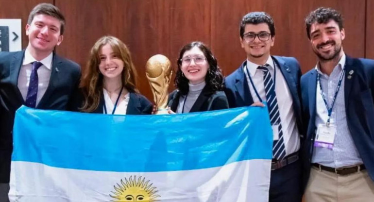 El equipo argentino de la UBA que ganó el máximo premio de la principal competencia global de la ONU. Foto: UBA