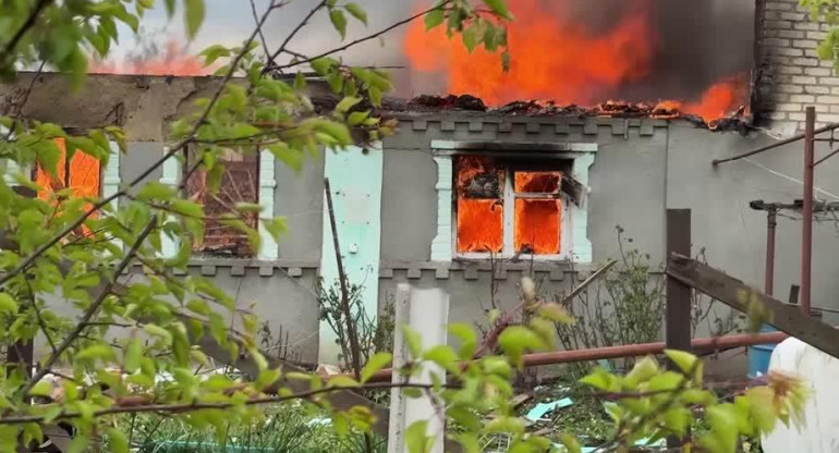 Casa incendiada en Ucrania. Foto: Reuters.