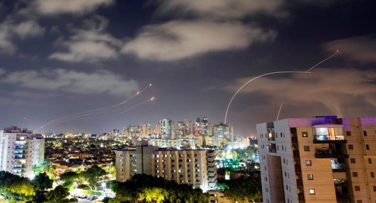 El sistema antimisiles Cúpula de Hierro de Israel intercepta cohetes lanzados desde la Franja de Gaza. Foto: Reuters.