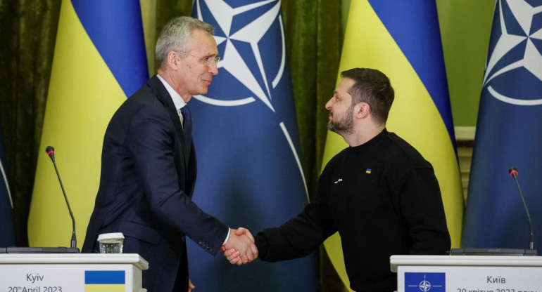 Jens Stoltenberg, secretario general de la OTAN y Volodímir Zelenski, presidente de Ucrania. Foto: Reuters.