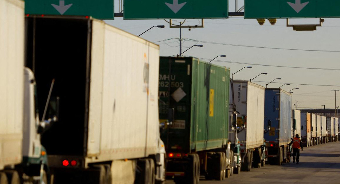 Camiones en el cruce fronterizo Estados Unidos-México. Foto: Reuters