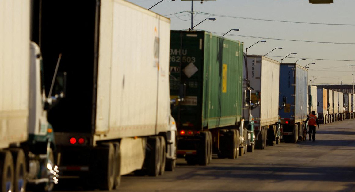 Camiones en el cruce fronterizo Estados Unidos-México. Foto: Reuters