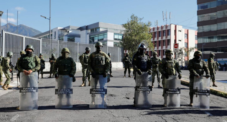 Militares rodean el congreso de Ecuador tras decisión de Guillermo Lasso. Foto: Reuters. 