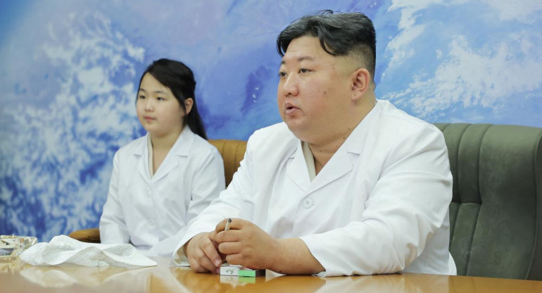 Kim Jong-Un, presidente de Corea del Norte, inspeccionando satélites militares con su hija. Foto: Reuters.