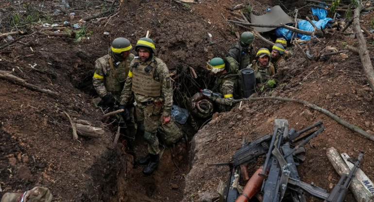 Soldados ucranianos en Bajmut. Foto: Reuters.